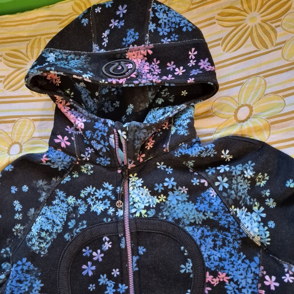 Lululemon Athletica Black and Blue Floral Hoodie - Picture 4 of 9